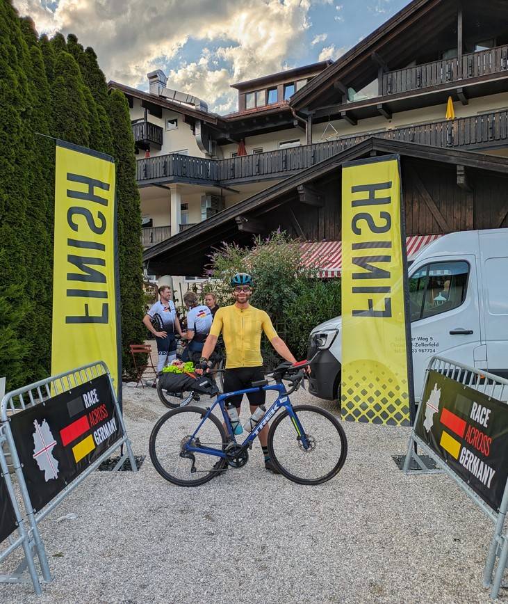 Lukas Jürgensen im Ziel vom Race Across Germany in Garmisch Partenkirche